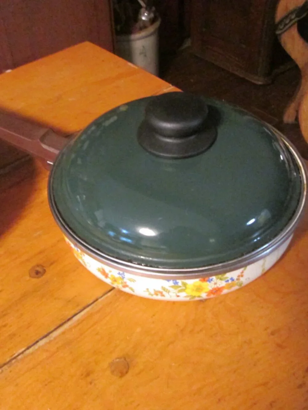 Vtg 70s JMP Cast Iron Enamel ware boho floral fry pans 2  8in 10.5 in w/lids